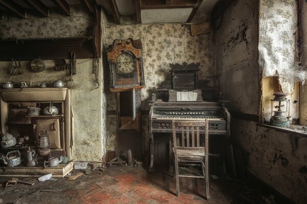 Objets éparpillés dans une maison ancienne abandonnée