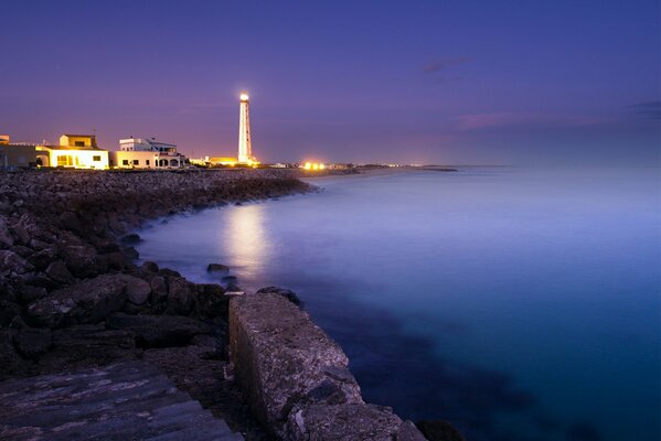 Côte de la mer de nuit avec des Marches