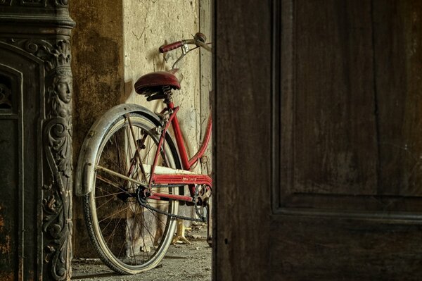 Foto de la bicicleta detrás de las puertas talladas