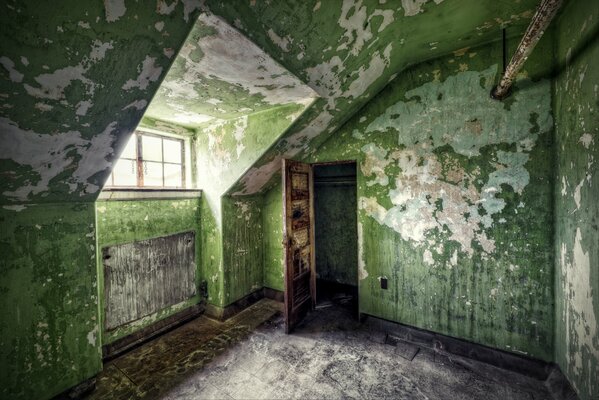 Vecchio edificio verde abbandonato dall interno