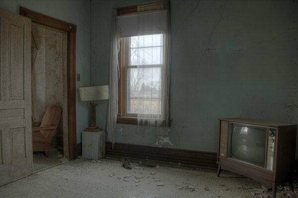 Ancienne chambre avec fenêtre et TV