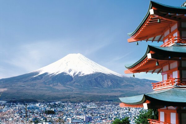 Una ciudad bajo una montaña en Japón