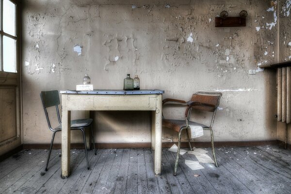 Table and chairs in an uninhabited room