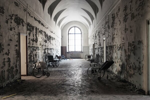 Couloir de l hôpital abandonné avec fenêtre