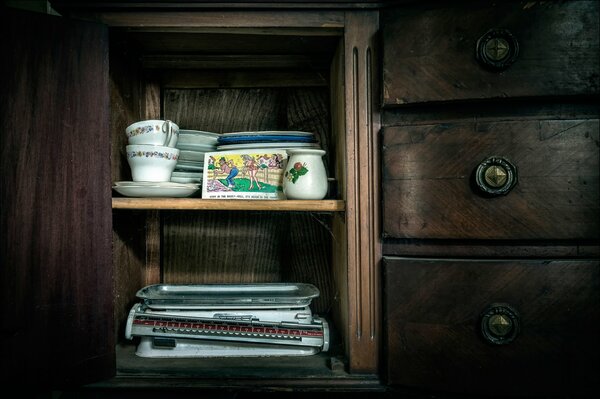 Étagères vaisselle armoire tasses