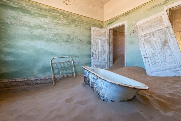 Badewanne im Sand gebrochene Tür