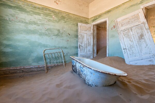 Baño en la arena puerta rota