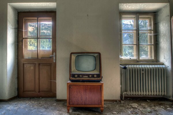 Chambre avec porte TV et fenêtre