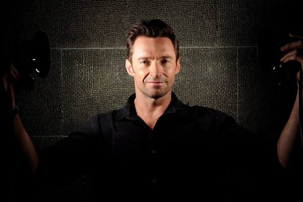 El famoso actor Hugh Jackman sobre un fondo negro