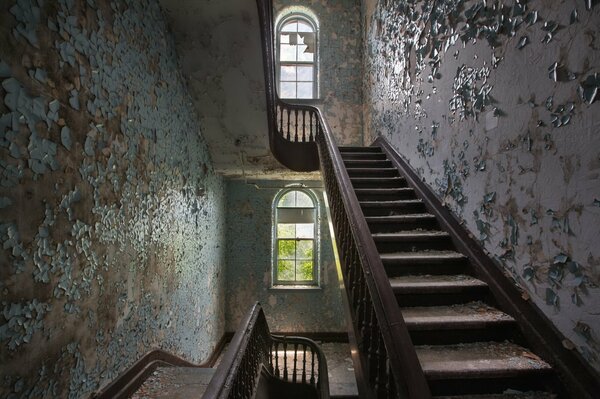 Treppe nach oben in einem verlassenen Haus