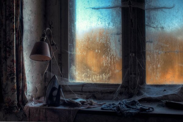 Lampe sur la fenêtre couverte de toile d araignée