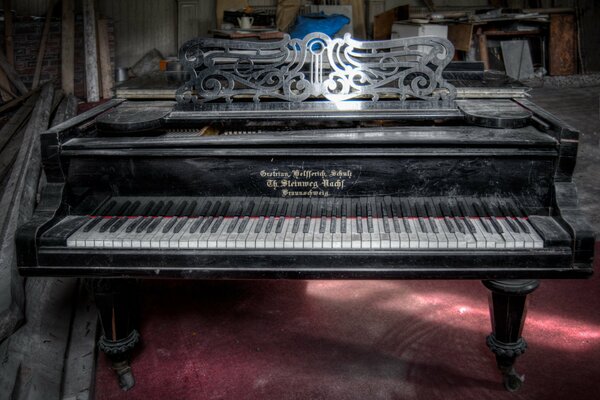 Piano poussiéreux sur le sol rouge