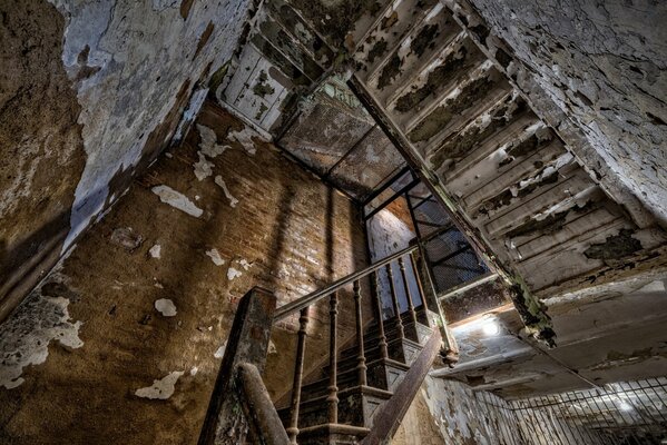 Escaleras en una antigua casa abandonada