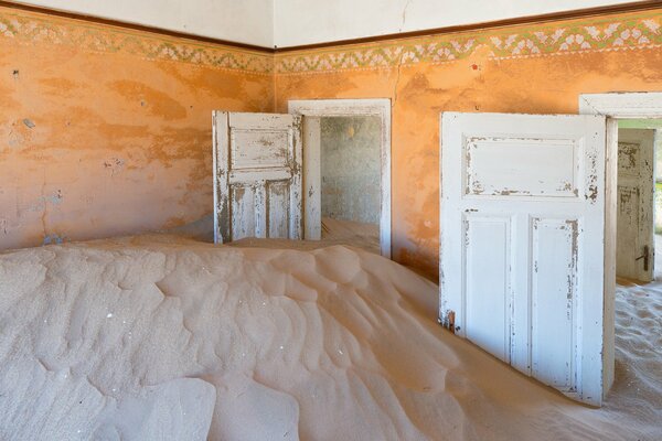 Appartement avec des montagnes de sable et des portes blanches