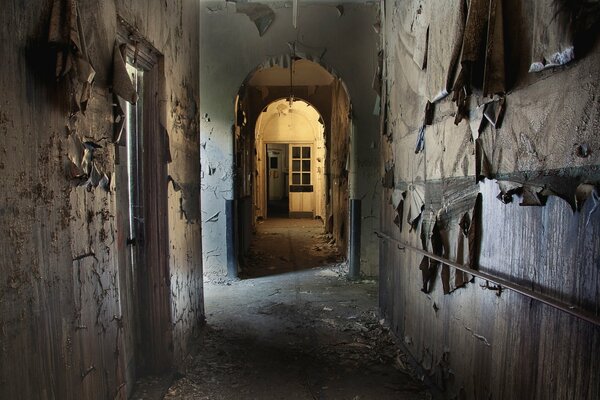 Przerażające stare ściany w opuszczonym domu