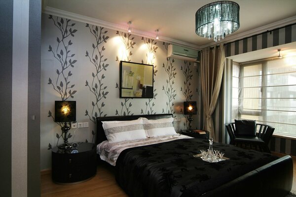 Elegante dormitorio en tonos oscuros con cama grande