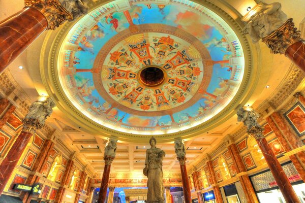 Columnas con estatuas en el casino de las Vegas