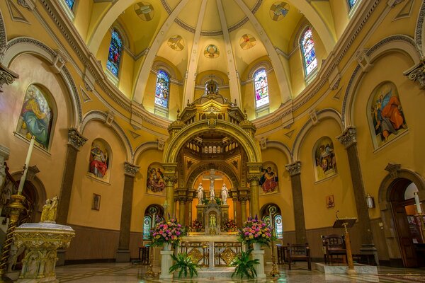 La arquitectura de la iglesia y su altar