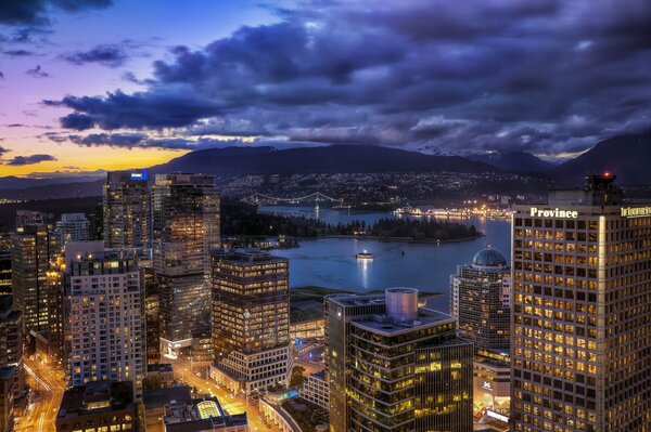 Bella città notturna luminosa di Vancouver