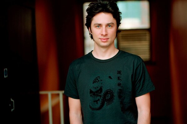 Berühmter Schauspieler zach braff steht