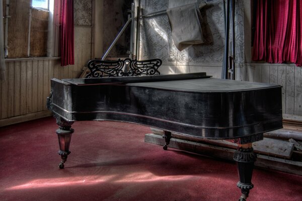 Un viejo y polvoriento piano en la habitación