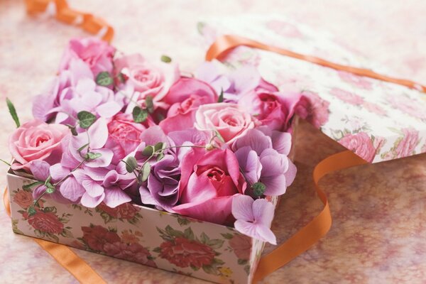 Rosa Blumen in einer Geschenkbox