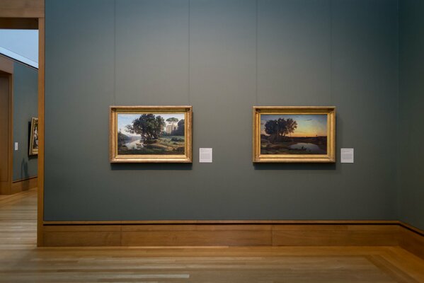 Zwei Gemälde mit Landschaften an der Wand im Museum