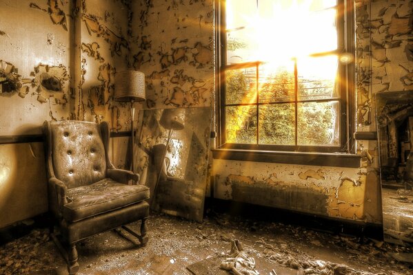 Sillón junto a la ventana en una casa antigua