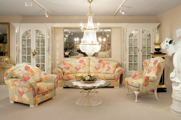 Colored armchairs and a crystal chandelier in the spacious living room