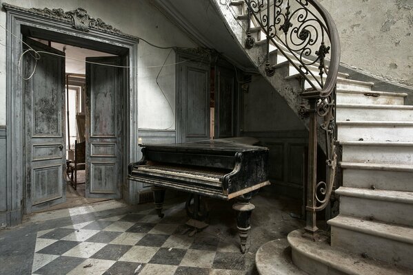 Antigua casa rica con piano