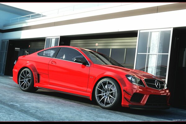 Voiture rouge vif dans le garage