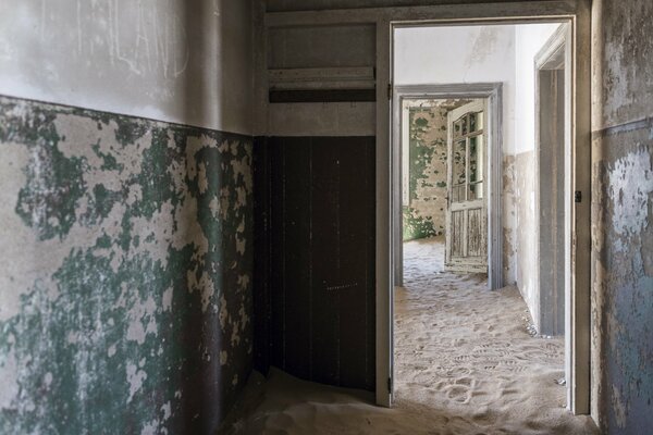 Vieux murs bordés avec des allées