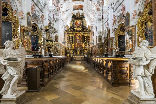 Steinstatuen der Kirche in Form von Engeln