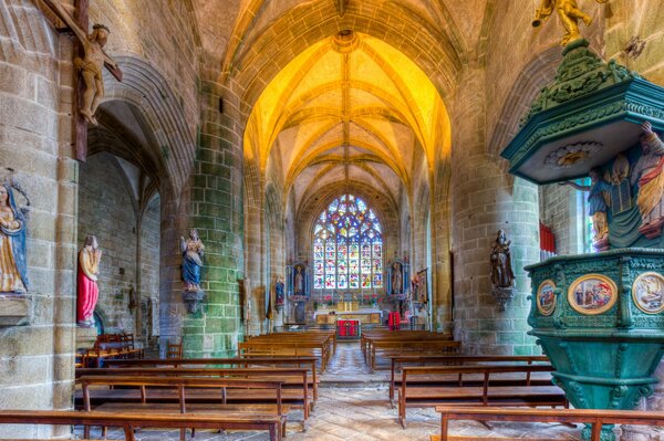 Interno di un tempio cristiano in Francia