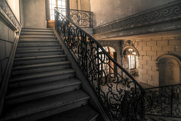 Escalier Vintage avec de grandes fenêtres