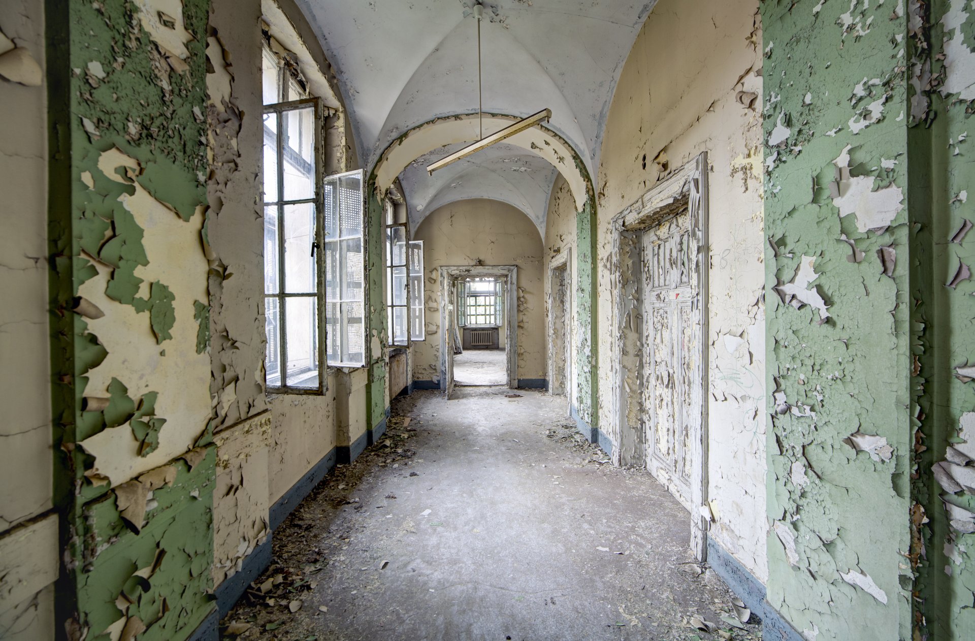 pasillo ventanas interior