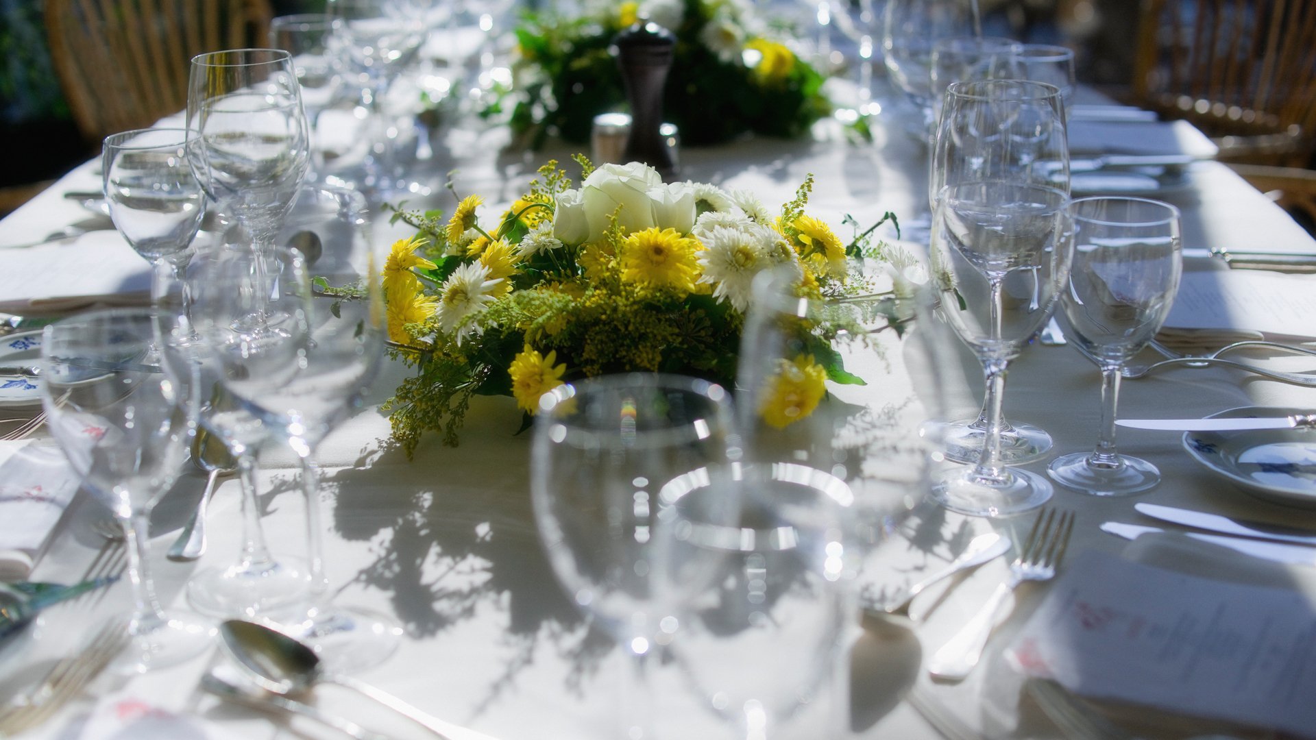 intérieur design style vieux ville de berne suisse blanc nappe service tables appareils assiettes verres à vin serviettes fleurs étiquette en tout temps voyage ma planète papier peint