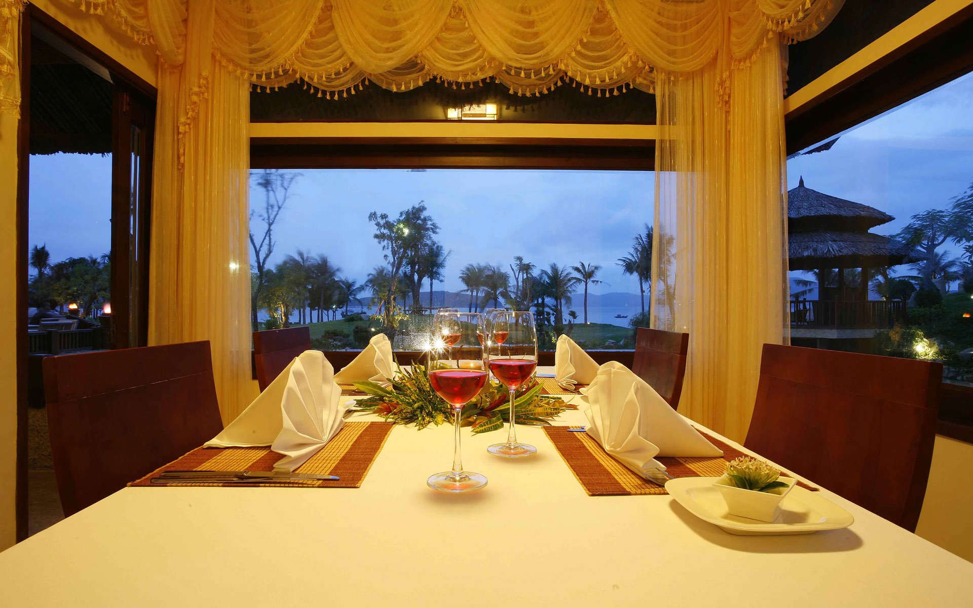 sala da pranzo veranda tavolo finestra servizio