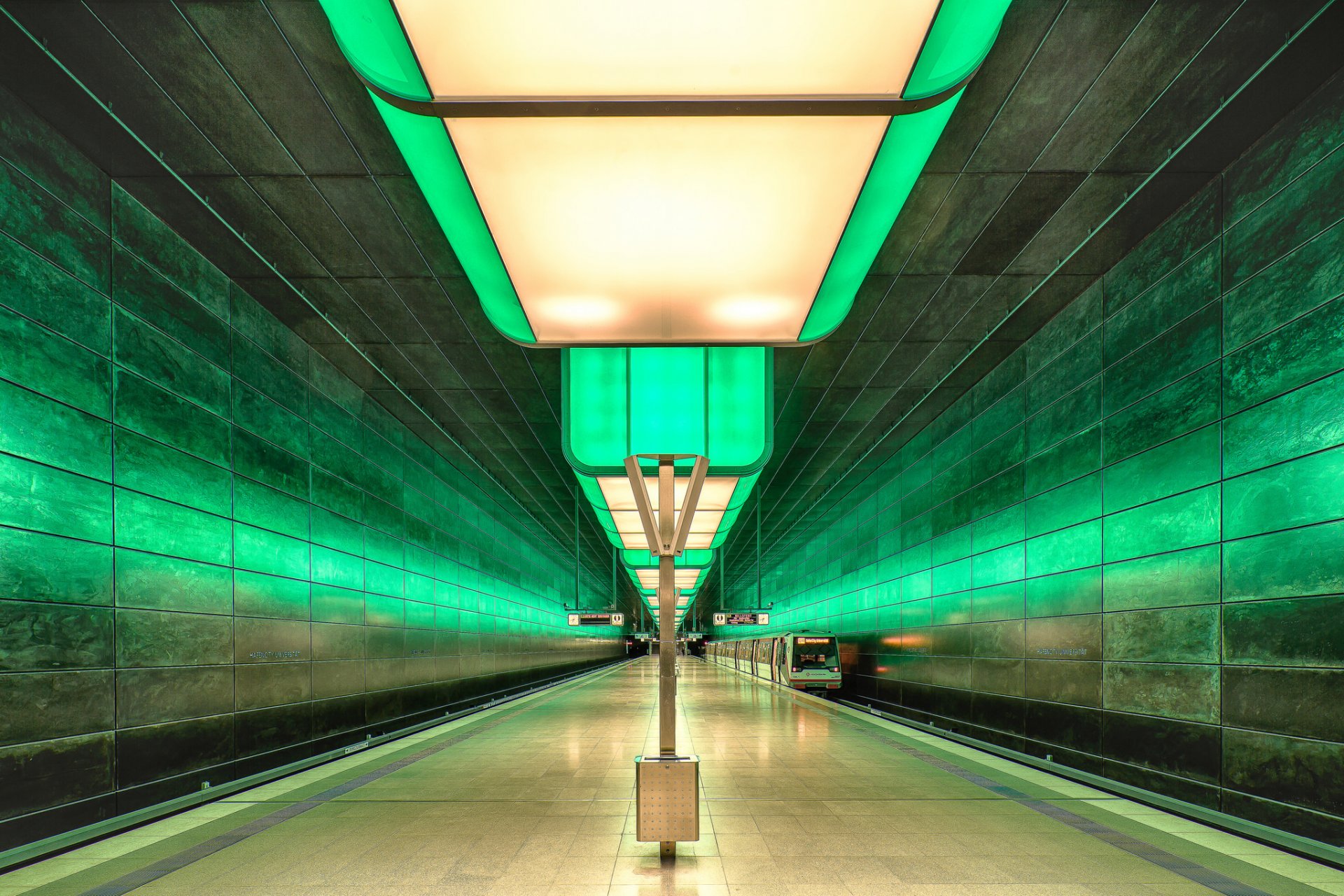 u-bahn station zug peron