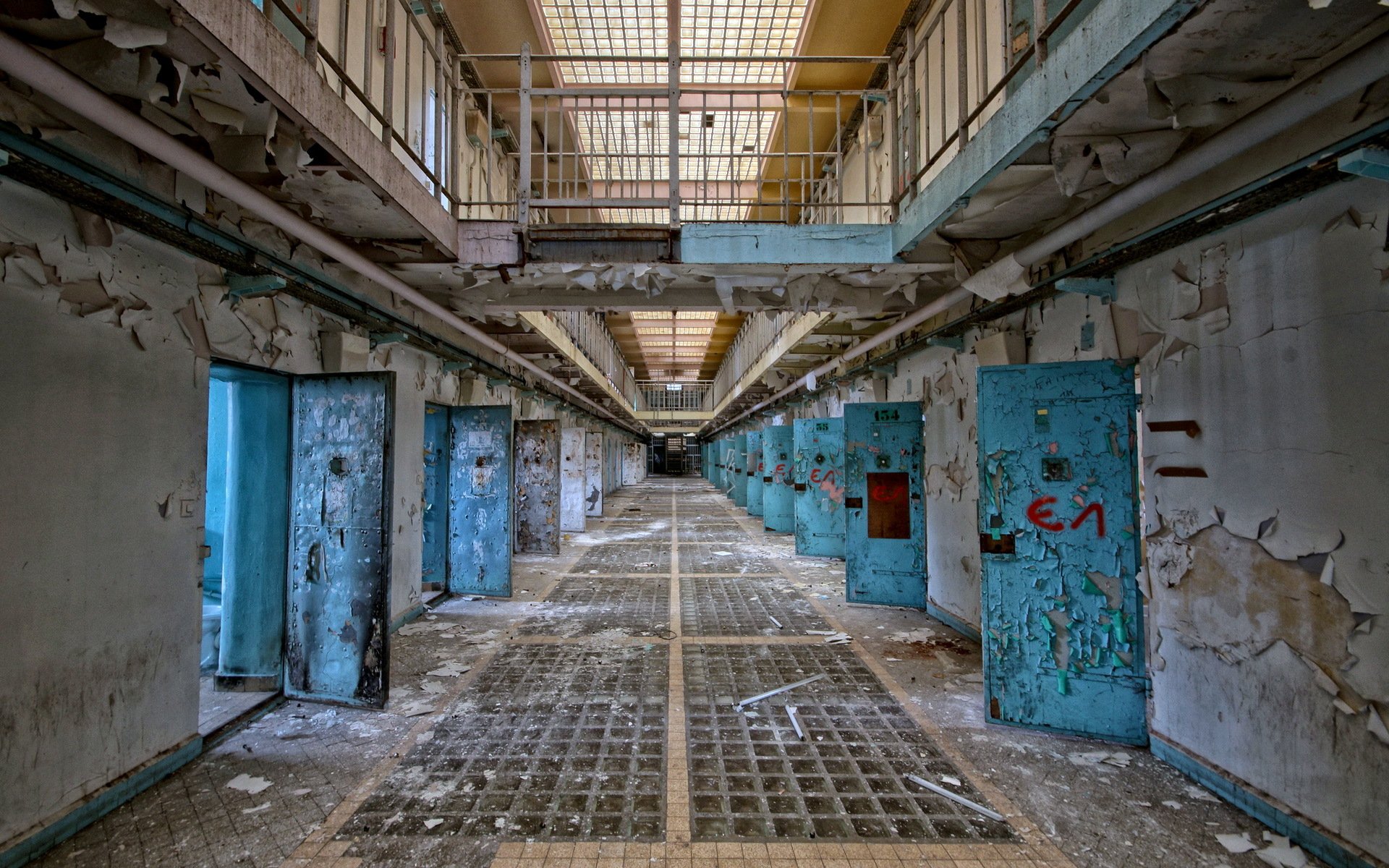 decay abandoned prison verlaten gevangenis corridor