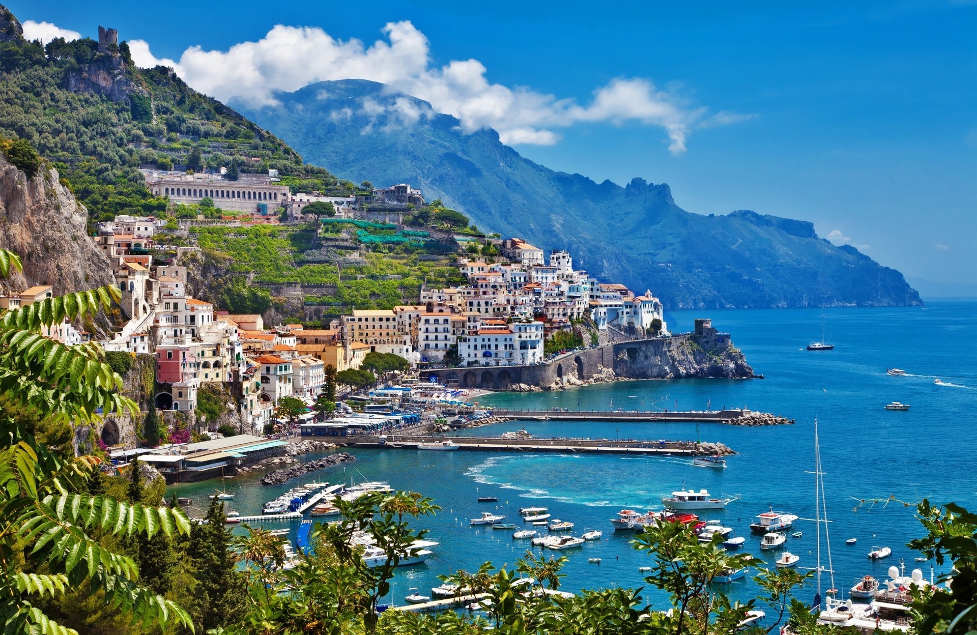 italy maisons arbres montagnes mer ciel bâtiments italie