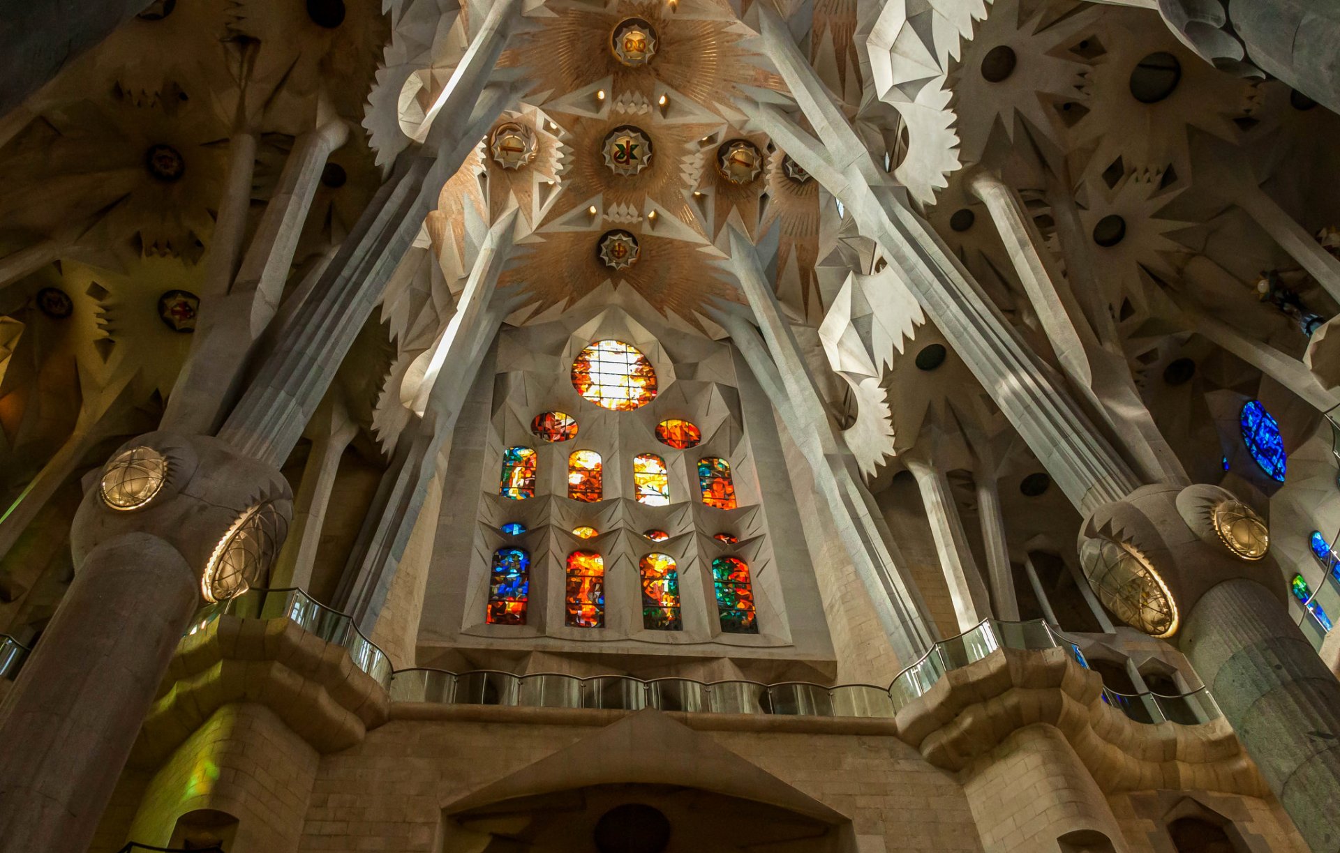 sagrada familia barcelona spanien säulen buntglasfenster religion