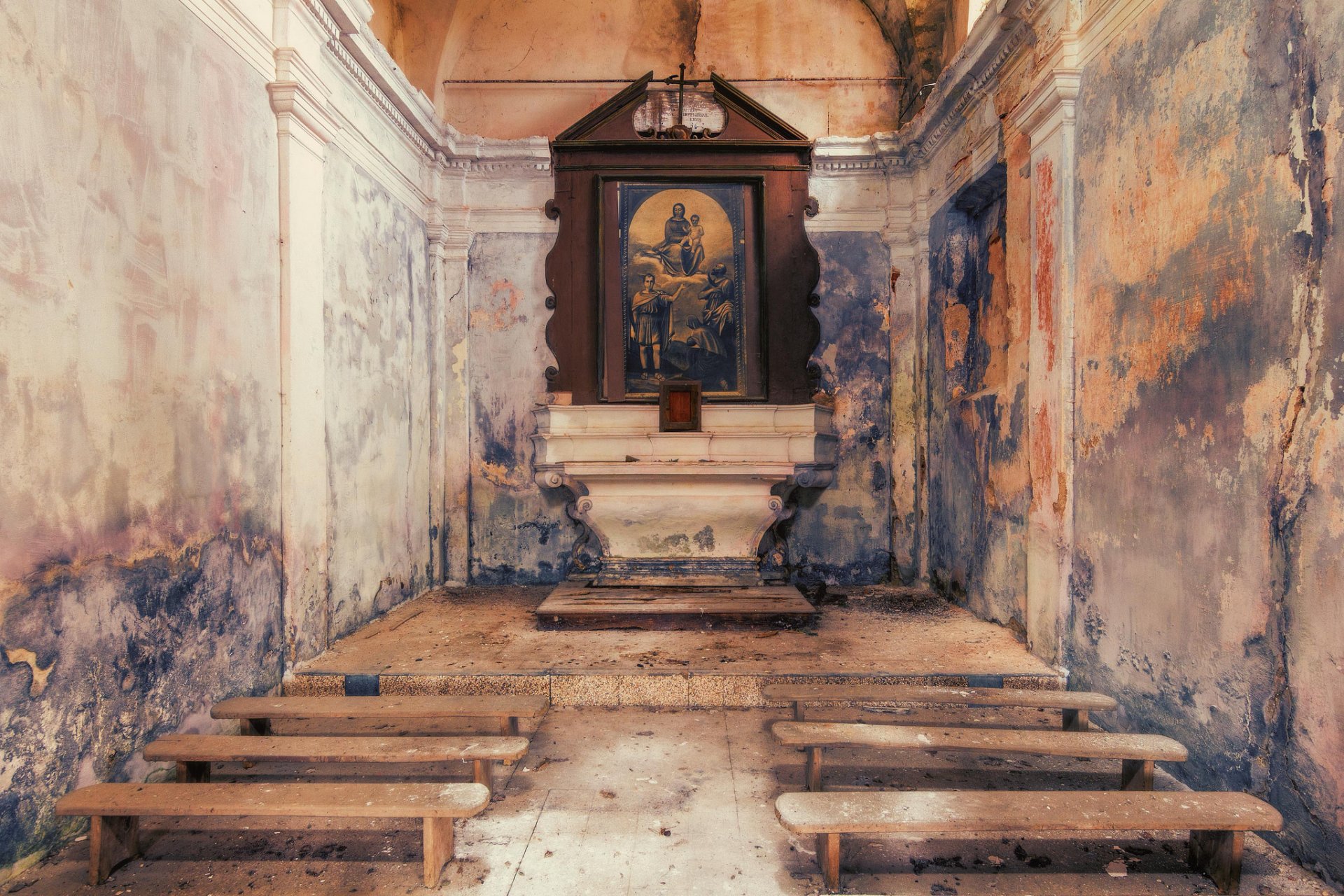 iglesia abandonada altar interior