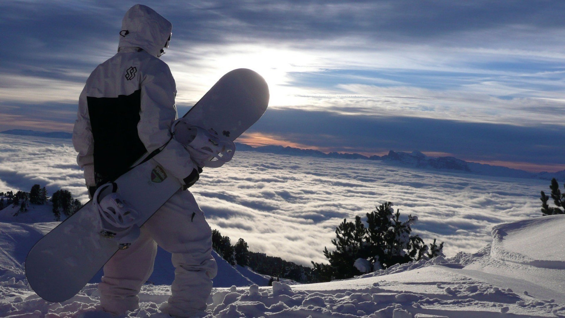 bordo snowboard neve cielo nuvole montagne paesaggio altezze alberi uomo atleta sport