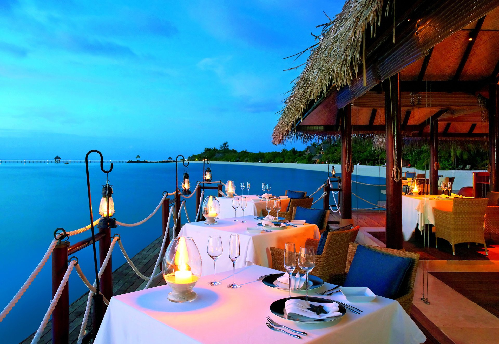 acqua palme lanterne candele interni prestigioso mare oceano sabbia natura maldive ristorante maldive lanterne lusso