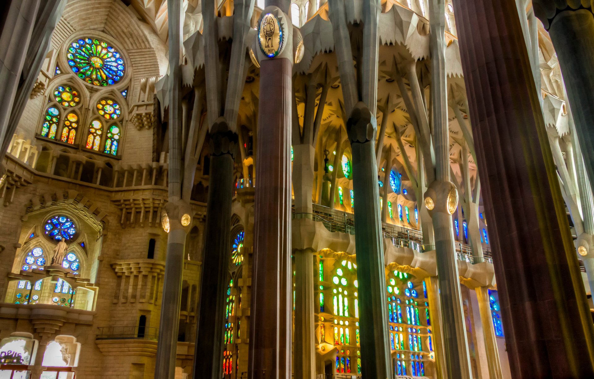 sagrada familia barcelone espagne colonnes vitraux religion