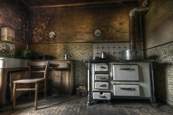 Intérieur de la vieille cuisine avec plaque de fer