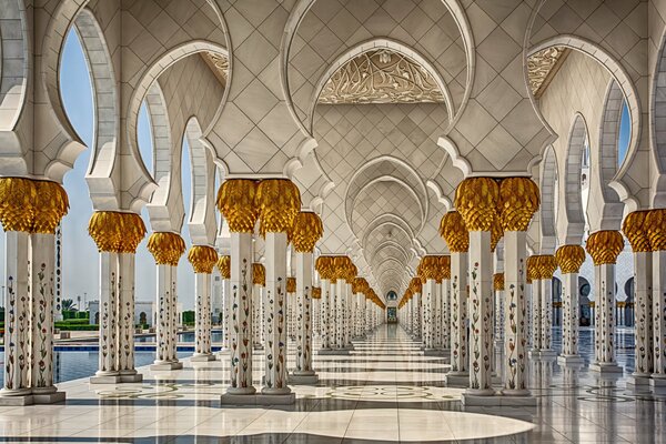 Columna de la Mezquita Sheikh Zayed, a la izquierda de la piscina