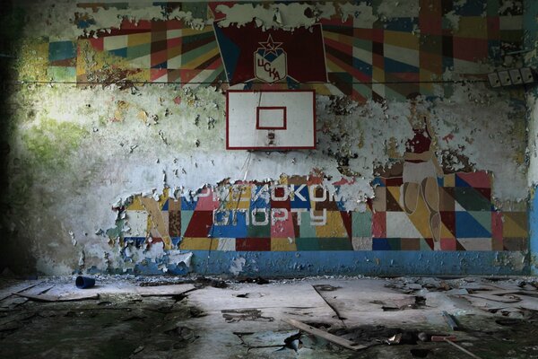 Antiguo gimnasio con tablero de baloncesto