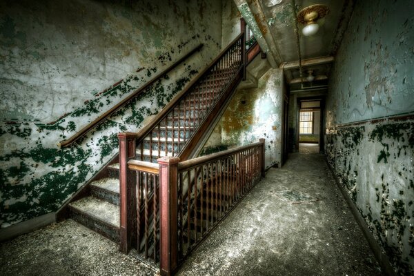 Entrance, peeling walls, stairs to the top